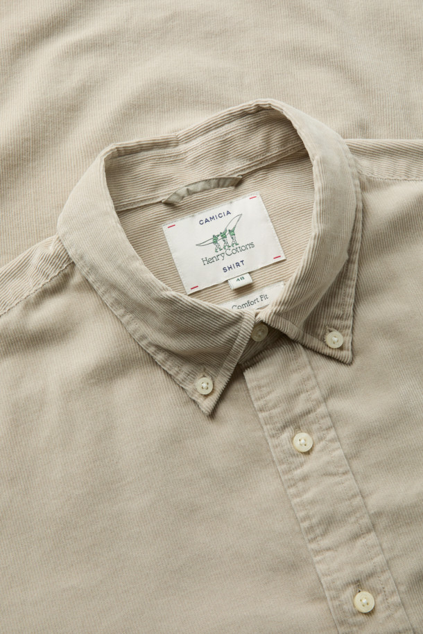 [Imported Fabric] 코듀로이 솔리드 셔츠 (컴포트핏)는 터키 KIPAS사의 고급 원단을 사용하여 제작된 남성용 셔츠입니다. 부드러운 코듀로이 소재와 베이직한 디자인으로 겨울철 비즈니스 캐주얼 및 데일리룩에 적합합니다. 버튼다운 카라와 가슴 포켓 디테일이 클래식하면서도 미니멀한 스타일을 연출합니다. 뒷면 요크 주름이 활동성을 높이고, 투톤 컬러감으로 은은한 멋을 더했습니다. 컴포트핏으로 편안한 착용감을 선사하며, 헨리코튼 라벨이 고급스러움을 더합니다.
