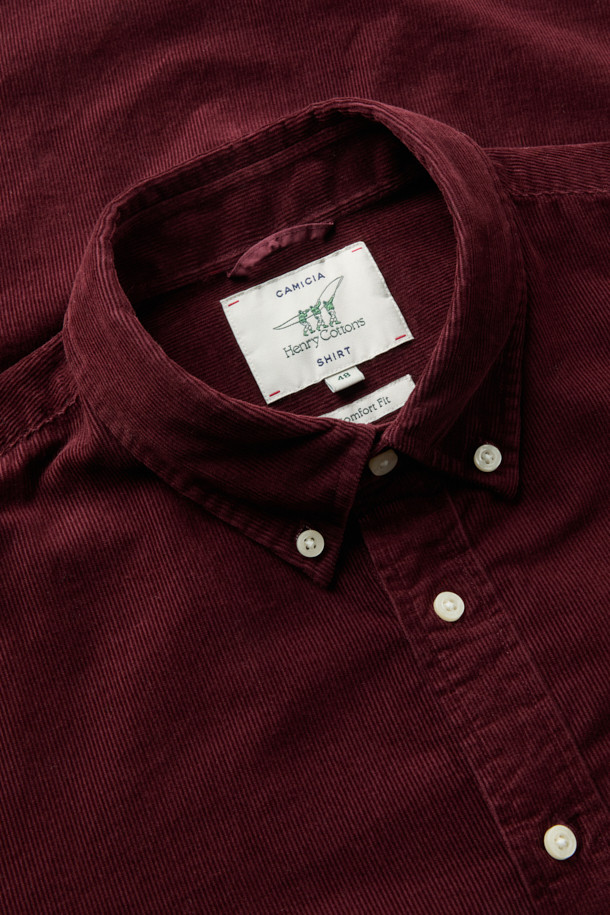 터키 KIPAS사의 고급 코듀로이 원단을 사용하여 제작된 [Imported Fabric] 코듀로이 솔리드 셔츠 (컴포트핏)입니다. 톤 다운된 버건디 컬러가 세련된 무드를 자아내며, '비즈니스 캐주얼'과 '겨울 데일리룩'에 모두 잘 어울립니다. 베이직하고 미니멀한 디자인으로, 클래식한 스타일을 선호하는 분들께 추천합니다. 편안한 착용감을 제공하는 컴포트핏에, 헨리코튼 라벨, 가슴 포켓, 뒷면 요크 주름 디테일이 더해져 고급스러움을 더했습니다. 긴소매에 버튼다운 카라 디자인으로, 어떤 옷과도 멋스럽게 매치할 수 있습니다.
