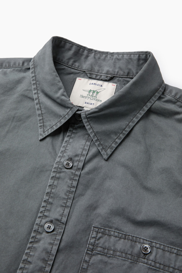 피그먼트 솔리드 셔츠 (릴렉스핏)는 빈티지한 무드를 연출하는 남성용 셔츠입니다. 부드러운 워싱 가공 면 소재로 제작되어 편안한 착용감을 선사하며, 가을, 겨울에 활용하기 좋습니다. 릴렉스핏으로 여유로운 실루엣을 제공하며, 헨리넥 디자인과 가슴 포켓 디테일이 특징입니다. 뒷면 요크 주름으로 활동성을 높였으며, 무지 디자인과 톤 다운된 그레이 컬러로 다양한 스타일 연출에 용이합니다. 캐주얼, 클래식, 미니멀 스타일을 즐겨 입는 분들께 추천하며, 가을 나들이룩, 겨울 데일리룩, 동네 마실룩 등 TPO에 구애받지 않고 활용할 수 있습니다.
