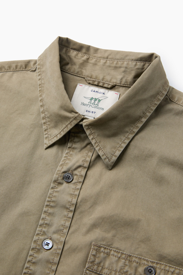 피그먼트 솔리드 셔츠 (릴렉스핏)는 가을, 겨울 시즌에 어울리는 베이지 컬러의 릴렉스핏 셔츠입니다. 부드러운 면 소재로 제작되어 편안한 착용감을 선사하며, 헨리넥 디자인과 가슴 포켓 디테일이 돋보입니다. 빈티지하면서도 베이직한 스타일로, 출근룩이나 비즈니스 캐주얼에 활용하기 좋습니다. 헨리코튼 포인트 라벨과 피그먼트 워싱, 뒷면 요크 주름 디테일이 특징이며, 톤온톤 스타일링으로 미니멀하고 클래식한 무드를 연출할 수 있습니다. 긴 소매 기장의 레귤러 기장으로, 다양한 하의와 매치하여 캐주얼한 룩을 완성해보세요.
