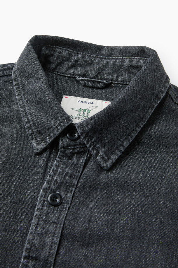 톤 다운된 그레이 컬러의 데님 아우터형 셔츠입니다. 부드러운 면 소재로 제작되어 편안한 착용감을 선사하며, 가을 시즌에 활용하기 좋습니다. 루즈핏으로 제작되어 캐주얼한 스타일을 연출하며, 헨리코튼 포인트 라벨과 옆선 트임, 워싱 가공 디테일이 돋보입니다. 출근룩이나 모임룩 등 다양한 TPO에 활용할 수 있으며, 미니멀, 클래식 스타일과도 잘 어울립니다. 긴 소매 기장의 레귤러 기장으로, 데일리 아이템으로 활용하기 좋습니다.
