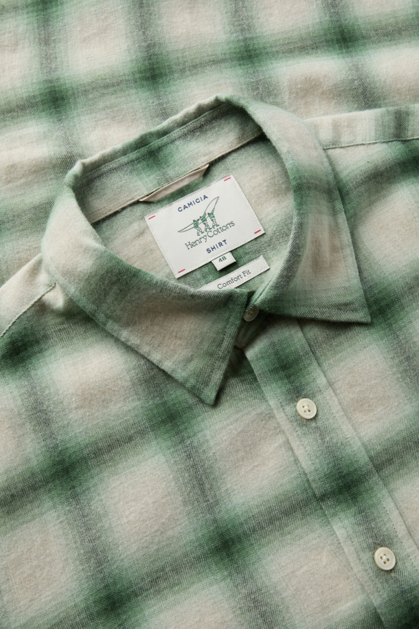 [imported Fabric] 그린 옴브레 체크 셔츠 (컴포트핏)는 캐주얼과 클래식 스타일을 아우르는 남성용 셔츠입니다. 면과 울 혼방 소재로 제작되어 겨울철에도 따뜻하게 착용 가능하며, 두꺼운 두께감으로 포근함을 더했습니다. 그린과 아이보리 컬러가 조화롭게 어우러진 옴브레 체크 패턴이 빈티지한 무드를 자아냅니다. 가슴 포켓, 뒷면 요크 주름, 헨리코튼 라벨 디테일이 돋보이며, 가슴둘레 122CM의 컴포트핏으로 편안한 착용감을 제공합니다. 11월부터 2월까지 착용하기 적합한 긴 소매 셔츠입니다.
