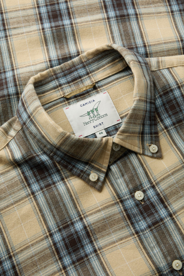 옐로우와 블루 컬러의 체크 패턴이 돋보이는 옐로우 블루 체크 셔츠 (컴포트핏)입니다. 부드러운 촉감의 면과 기모 소재로 제작되어 겨울철에도 따뜻하게 착용 가능합니다. 버튼다운 카라 디자인과 긴 소매 기장으로 클래식한 느낌을 주며, 일상생활에서 캐주얼하게 연출하기 좋습니다. 가슴 부분에는 로고 자수, 뒷면에는 요크 주름 디테일이 더해져 밋밋함을 덜었습니다. 컴포트핏으로 편안한 착용감을 제공하며, 데일리룩에 활용하기 좋은 아이템입니다.
