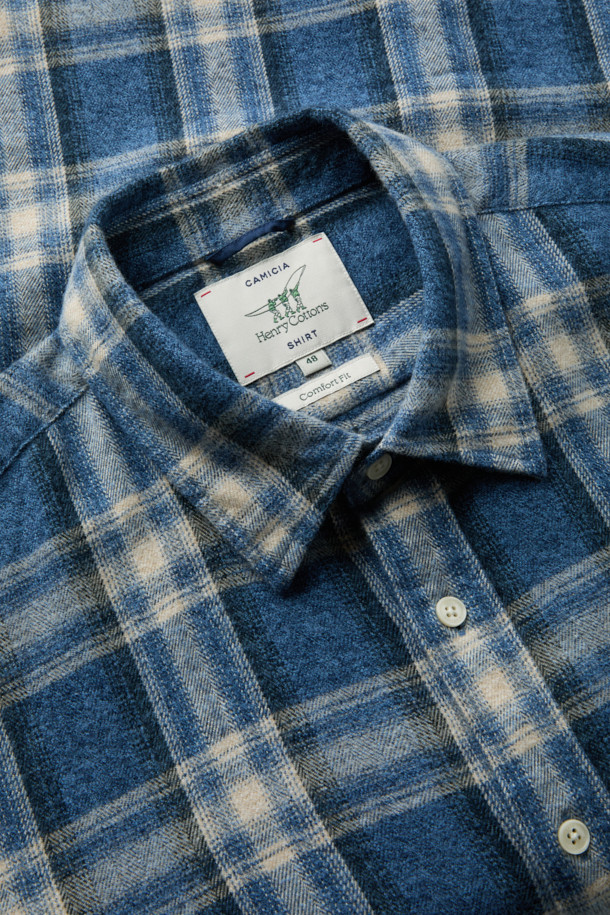 일본 Shibaya(시바야)사의 부드러운 코튼 100% 원단으로 제작된 [Imported Fabric] 블루 체크 셔츠입니다. 캐주얼 스타일에 적합하며, 옴브레, 헤링본 패턴이 조화롭게 디자인되었습니다. 가슴 포켓과 뒷 요크 주름 디테일이 돋보이며, 헨리코튼 라벨로 고급스러움을 더했습니다. 11월부터 2월까지, 기모 안감으로 따뜻하게 착용할 수 있는 긴 소매 셔츠입니다. 여유로운 컴포트핏으로 편안한 착용감을 선사합니다.
