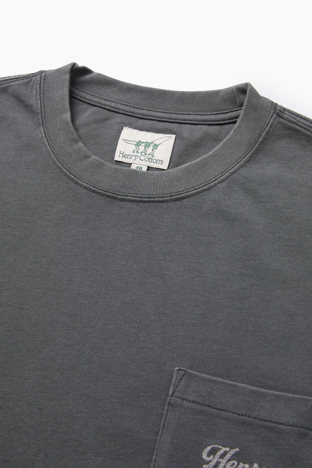 부드러운 면 소재로 제작되어 편안한 착용감을 선사하는 피그먼트 라운드 티입니다. 캐주얼하고 베이직한 스타일로, 가을과 겨울에 활용하기 좋습니다. 톤 다운된 그레이 컬러와 루즈핏으로 어떤 룩에도 자연스럽게 어울립니다. 가슴 포켓 디테일과 자수 포인트가 밋밋함을 덜어주며, 피그먼트 워싱 처리로 헤리티지 무드를 더했습니다. 출근룩 또는 캠핑룩, 캐주얼이나 클래식 스타일 모두 소화 가능한 활용도 높은 아이템입니다.
