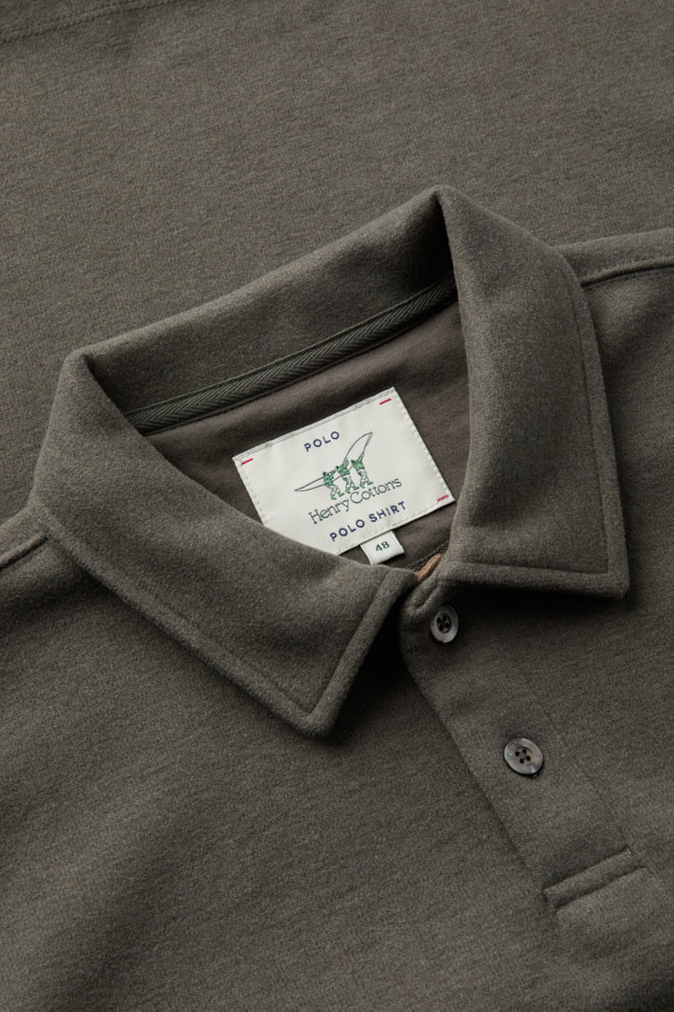 따뜻함과 스타일을 모두 갖춘 소프트 하이브리드 카라티입니다. 부드러운 촉감의 본딩 소재에 두꺼운 두께감으로 가을, 겨울 시즌 보온성을 높였습니다. 클래식한 무드의 레귤러핏으로 제작되었으며, 브라운 컬러의 무지 디자인이 어떤 스타일에도 잘 어울립니다. 자개 단추 디테일과 스웨이드 배색 플라켓, 양옆 슬릿으로 포인트를 더했습니다. 겨울 데일리룩, 모임룩, 비즈니스 캐주얼까지 다양한 TPO에 활용할 수 있는 클래식, 미니멀, 캐주얼 스타일의 카라티입니다.
