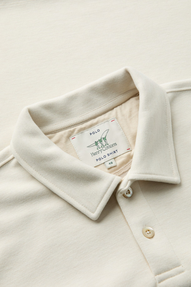 소프트 하이브리드 카라티는 부드러운 촉감의 본딩 원단으로 제작되어 가을, 겨울, 초봄까지 폭넓게 활용 가능한 긴소매 카라티입니다. 클래식한 무드를 연출하며, 레귤러 핏으로 편안한 착용감을 선사합니다. 화이트 컬러에 자개 단추 디테일과 스웨이드 배색 플라켓이 고급스러운 포인트를 더합니다. 보온성을 갖춘 두꺼운 두께감과 양옆 슬릿 디자인으로 활동성을 높였으며, 출근룩, 비즈니스 캐주얼, 겨울 데일리룩 등 다양한 TPO에 잘 어울립니다. 클래식, 미니멀, 캐주얼 스타일을 즐겨 입는 분들께 추천합니다.
