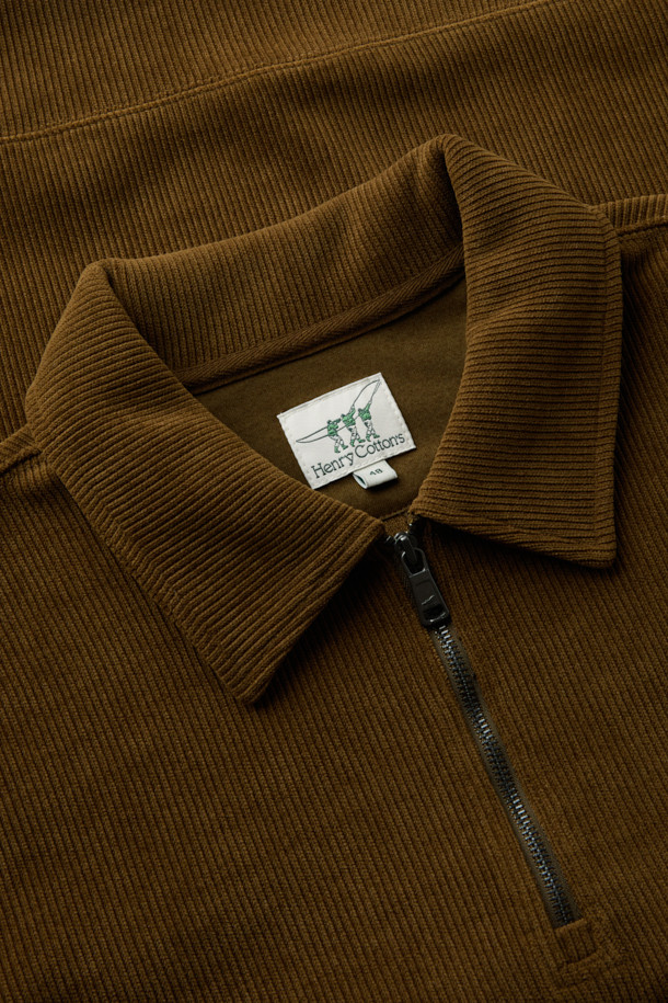가을, 겨울 시즌에 안성맞춤인 브라운 컬러의 코듀로이 집업 카라티입니다. 루즈핏으로 제작되어 편안한 착용감을 선사하며, 하프 집업 디자인과 카라 디테일로 캐주얼, 클래식, 미니멀 스타일을 모두 소화할 수 있습니다. 부드러운 코듀로이 소재에 두꺼운 두께감으로 보온성을 높였으며, 9월부터 3월까지 폭넓게 활용 가능합니다. 출근룩은 물론 모임룩으로도 손색없는, 여유로운 실루엣의 무지 디자인이 특징입니다. 가슴둘레 116cm로 넉넉한 핏을 제공합니다.

