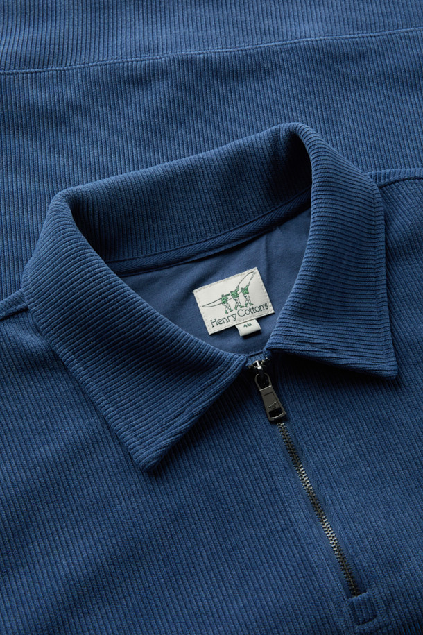 부드러운 코듀로이 소재로 제작되어 따뜻하고 포근한 착용감을 선사하는 집업 카라티입니다. 캐주얼과 클래식 스타일을 모두 아우르는 디자인으로, 가을과 겨울철 데일리룩, 카페룩, 산책룩 등 다양한 TPO에 활용하기 좋습니다. 루즈핏과 긴 소매 기장으로 편안한 착용감을 제공하며, 보온성을 높여 추운 날씨에도 따뜻하게 입을 수 있습니다. 블루 컬러의 무지 디자인에 하프 집업과 지퍼 디테일로 포인트를 주어 미니멀하면서도 세련된 무드를 연출합니다. 카라넥 디자인으로 깔끔한 느낌을 더했습니다.
