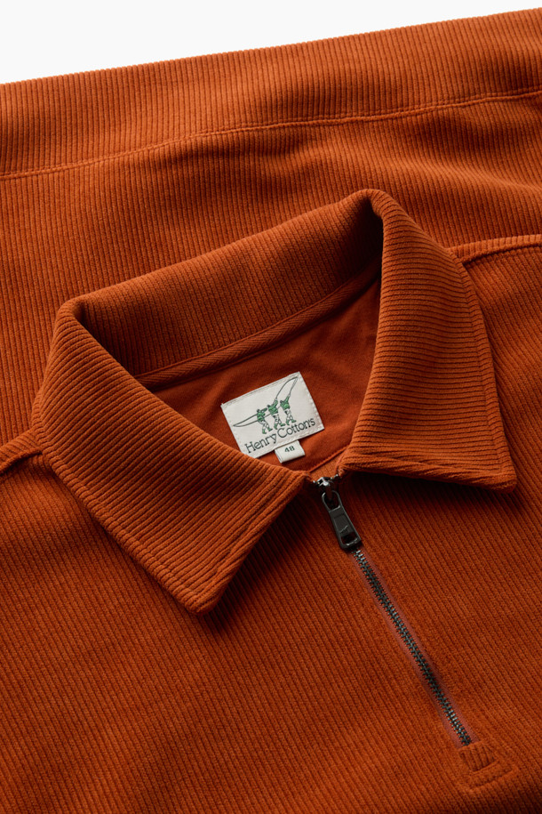 따뜻하고 포근한 분위기를 연출하는 코듀로이 집업 카라티입니다. 부드러운 촉감의 코듀로이 소재와 루즈핏으로 편안한 착용감을 선사하며, 가을과 겨울에 따뜻하게 입기 좋습니다. 클래식하면서도 캐주얼한 스타일을 연출할 수 있으며, 하프 집업 디자인과 골조직 텍스처가 특징입니다. 오렌지, 브라운 두 가지 컬러로 출시되어 취향에 맞게 선택 가능하며, 출근룩이나 모임룩으로 활용하기 좋습니다. 
