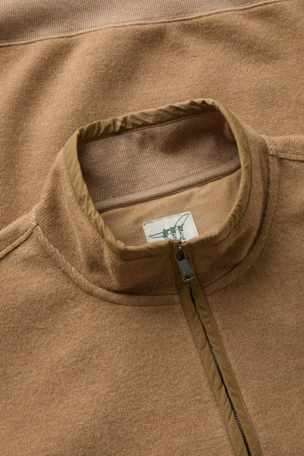 베이지와 브라운 컬러의 텍스처드 하프 집업입니다. 울 소재에 멜란지 패턴으로 포근하고 고급스러운 느낌을 주며, 루즈핏 디자인과 하이넥으로 편안한 착용감을 선사합니다. 가을, 겨울 시즌에 어울리는 두꺼운 두께감으로 보온성을 높였으며, 부드러운 촉감이 특징입니다. 하프 집업 디자인, 넥 안쪽 시보리 립 마감, 소매와 밑단 립 처리, 나일론 배색 디테일로 캐주얼, 클래식, 미니멀 스타일 모두 소화 가능합니다. 출근룩이나 캠핑룩 등 다양한 TPO에 활용해보세요.
