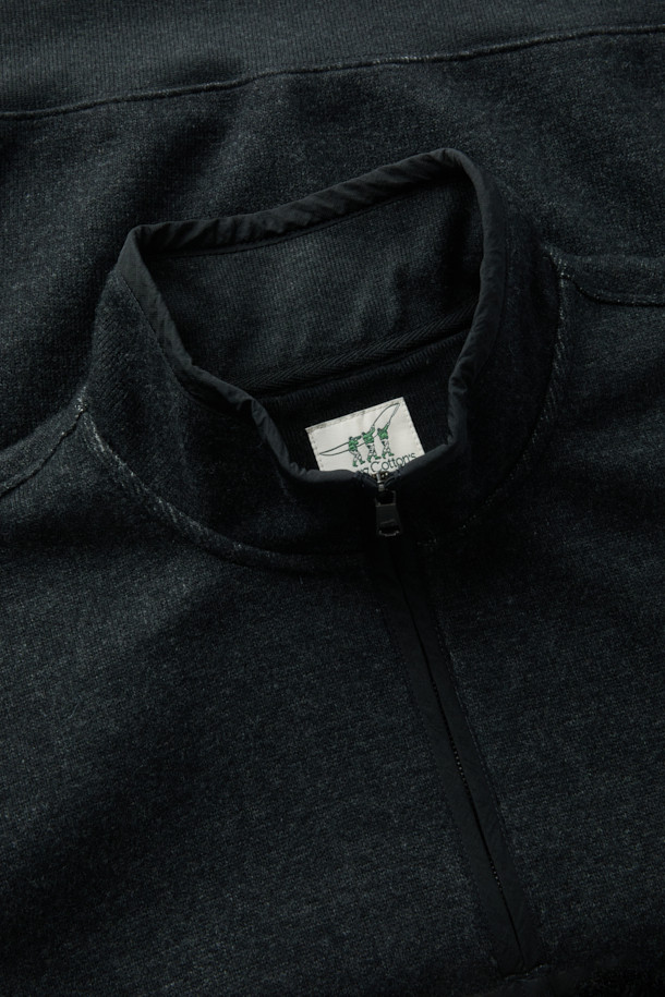 가을, 겨울 시즌에 어울리는 텍스처드 하프 집업 스웻셔츠입니다. 부드러운 울 소재와 하이넥 디자인으로 보온성을 높였으며, 멜란지 패턴으로 세련된 무드를 더했습니다. 캐주얼, 클래식, 미니멀 스타일을 소화하며 출근룩으로도 활용하기 좋습니다. 하프 집업 지퍼와 넥, 소매, 밑단 립 처리, 나일론 배색 디테일로 완성도를 높였습니다. 루즈핏으로 편안한 착용감을 선사합니다.
