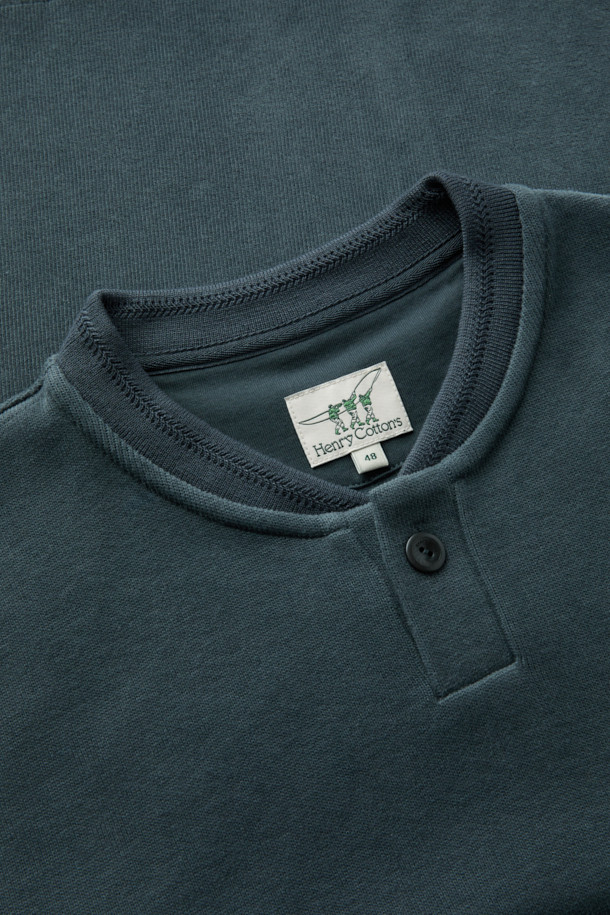 벨루토 헨리넥은 가을, 겨울에 따뜻하게 입기 좋은 기모 안감의 긴소매 티셔츠입니다. 베이직한 스타일로 일상에서 편안하게 착용할 수 있으며, 두께감 있는 소재로 제작되어 보온성을 높였습니다. 헨리넥 디자인과 사이드 슬릿, 톤온톤 마감 디테일이 돋보이며, 버튼 여밈으로 포인트를 더했습니다. 레귤러핏으로 제작되어 편안한 착용감을 제공하며, 미니멀, 캐주얼, 클래식 스타일을 즐기는 분들께 추천합니다. 집콕룩이나 동네 마실룩 등 다양한 상황에서 활용하기 좋습니다.
