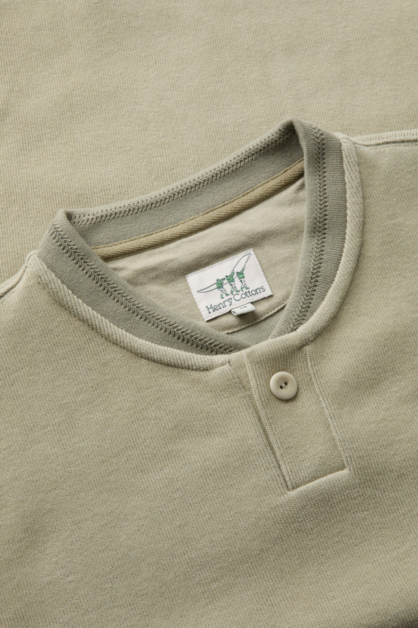 부드러운 촉감의 벨루토 헨리넥 상의입니다. 가을, 겨울에 어울리는 두꺼운 두께감으로, 브러쉬드 립 원단과 기모 안감을 사용하여 따뜻함을 더했습니다. 베이직한 스타일로 일상, 집콕, 동네 마실 등 다양한 TPO에 활용 가능하며, 캐주얼, 미니멀, 클래식 스타일을 연출하기 좋습니다. 헨리넥 디자인과 레귤러핏으로 편안한 착용감을 선사하며, 사이드 슬릿 디테일과 톤온톤 마감, 버튼 여밈으로 포인트를 더했습니다. 긴 소매 기장의 무지 디자인으로 어떤 하의와도 쉽게 매치할 수 있습니다.
