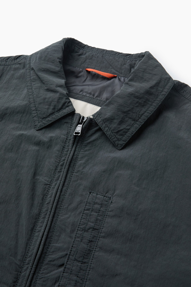 가을 채트윈 점퍼는 일상에서 편안하게 착용하기 좋은 베이직 스타일의 점퍼입니다. 면, 폴리에스테르, 나일론 혼방 소재로 제작되어 부드러운 촉감과 은은한 광택감을 선사하며, 가을 날씨에 적합한 보온 기능을 제공합니다. 발수 가공 처리를 하여 생활 방수 기능까지 갖췄으며, 셔츠형 디자인에 지퍼 여밈 방식으로 간편하게 착용할 수 있습니다. 앞판 셋인 소매와 뒷판 래글런 소매 디자인으로 활동성을 높였으며, 가슴 포켓과 사이드 지퍼 포켓으로 실용성을 더했습니다. 가을 나들이룩, 산책룩 등 캐주얼, 미니멀, 클래식 스타일을 즐기는 고객에게 추천합니다.
