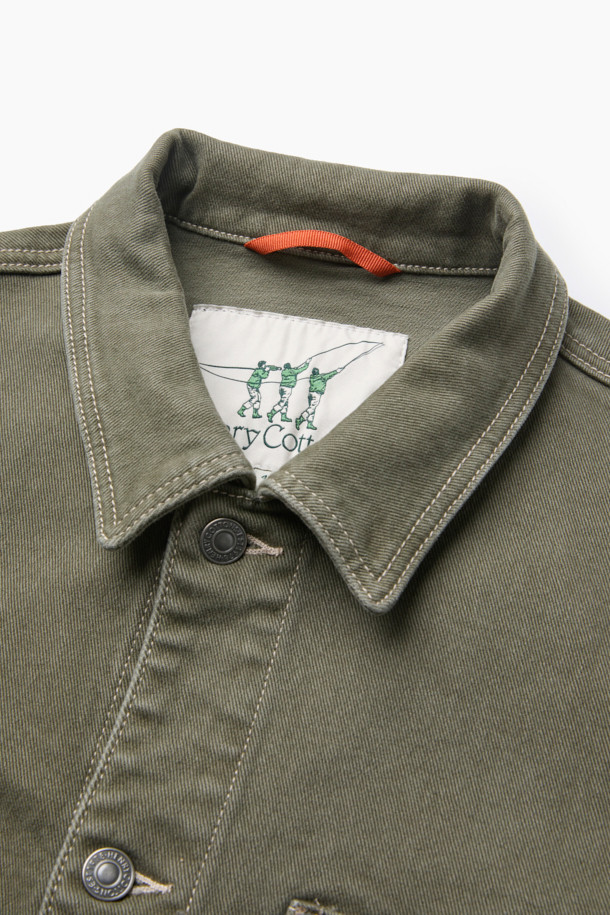 세련된 워크웨어 무드의 데님 스트레치 점퍼입니다. 빈티지한 카키 컬러와 무지 디자인이 어우러져 다양한 스타일을 연출하기 좋습니다. 가슴 포켓, 멀티 포켓, 리벳 장식, 밑단 비죠 디테일 등 섬세한 디테일이 돋보이며, 컴포트핏으로 편안한 착용감을 선사합니다. 신축성 있는 데님 소재로 활동성을 높였으며, 크롭 기장과 긴 소매 디자인으로 트렌디함을 더했습니다. 데이트룩, 모임룩 등 캐주얼하고 미니멀한 스타일을 연출하고 싶을 때 적합합니다.
