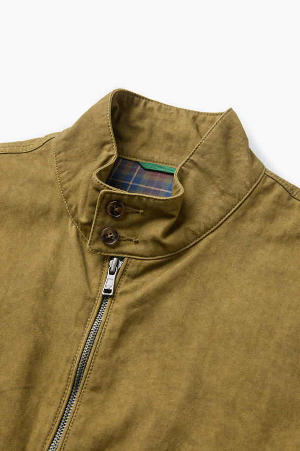 세련된 무드의 [Imported Fabric] 배색 해링턴 점퍼입니다. 면 소재로 제작되어 견고한 촉감과 편안한 착용감을 선사하며, 가을 시즌에 적합합니다. 베이지 컬러의 체크 패턴이 캐주얼하면서도 미니멀한 스타일을 연출합니다. 밑단 사이드 엘라스틱 밴드, 소매 커프스 턱 디테일, 내부 Halley Stevensons 체크 배색으로 디자인의 완성도를 높였습니다. 출근룩과 모임룩 등 다양한 TPO에 활용 가능하며, 캐주얼, 미니멀, 클래식 스타일을 즐기는 분들께 추천합니다.
