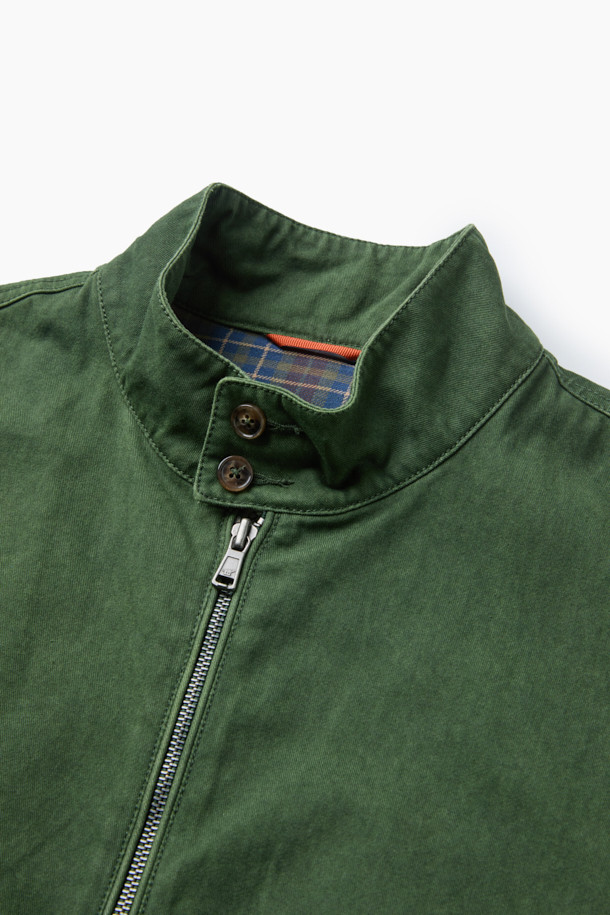 [Imported Fabric] 배색 해링턴 점퍼는 캐주얼함과 모던함을 동시에 갖춘 가을 시즌 필수 아우터입니다. 그린 컬러와 체크 패턴이 돋보이며, 일상에서 편안하게 착용하기 좋습니다. 넉넉한 컴포트핏으로 활동성을 높였으며, 밑단 사이드 엘라스틱 밴드와 소매 커프스 턱 디테일이 특징입니다. 내부에는 Halley Stevensons 체크 원단 배색을 사용하여 고급스러움을 더했습니다. 가슴둘레 120cm, 기장 65cm로 제작되어 동네 마실룩, 가을 나들이룩 등 다양한 TPO에 활용할 수 있습니다.
