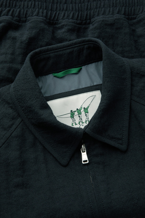 **[Italian Fabric] 크리즈 울 집업 블루종**

이탈리안 원단의 [Italian Fabric] 크리즈 울 집업 블루종은 미니멀하고 클래식한 스타일을 추구하는 남성분들을 위한 가을 시즌 필수 아이템입니다. 톤 다운된 블루 컬러가 세련된 느낌을 주며, 부드러운 울 소재로 제작되어 편안한 착용감을 선사합니다. 셔츠 카라와 투웨이 지퍼, 래글런 소매, 사이드 포켓, 부분 안감, 크리즈 텍스처 등 섬세한 디테일이 돋보이는 제품입니다. 컴포트 핏으로 제작되어 출근룩, 비즈니스 캐주얼, 모임룩 등 다양한 TPO에 활용 가능하며, 클래식, 미니멀, 시크한 스타일을 연출하기에 좋습니다.
