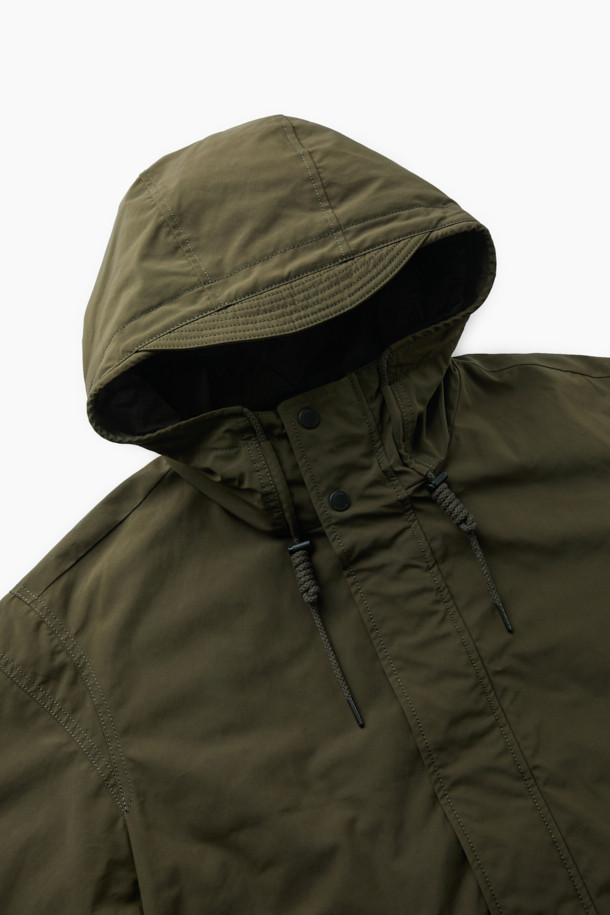 가을 시즌 아웃도어 활동과 일상에서 활용하기 좋은 패디드 후드 점퍼입니다. 카키와 올리브 두 가지 색상으로 출시되었으며, 세미 오버핏으로 편안한 착용감을 선사합니다. 발수 가공된 나일론, 폴리에스테르 혼방 소재에 두꺼운 패딩 충전재를 사용하여 보온성을 높였습니다. 후드 일체형 디자인과 스트링 디테일, 사이드 플랩 포켓, 소매 턱 디테일이 특징이며, 캠핑룩, 등산룩, 여행룩, 고프코어 및 캐주얼 스타일을 연출하기 좋습니다.
