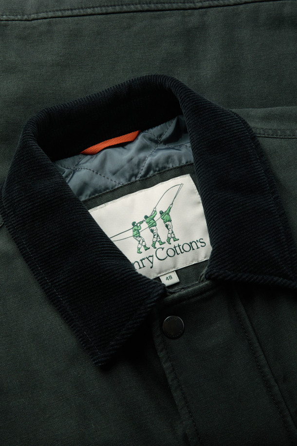 **패디드 워싱 디트로이트 점퍼**는 워크웨어 무드를 담아낸 블랙 컬러의 점퍼입니다. 부드러운 코듀로이 소재에 두꺼운 두께감으로 가을철 따뜻하게 착용 가능하며, 컴포트 핏으로 편안한 착용감을 선사합니다. 피그먼트 워싱, 플랩 디테일, 비죠 디테일 등 워크웨어 스타일을 살린 디자인이 특징입니다. 출근룩과 모임룩 모두 활용 가능하며, 클래식, 미니멀 스타일을 즐겨 입는 분들께 추천합니다. 소매 기장이 긴 긴소매 디자인이며, 사이즈 조절이 가능합니다.
