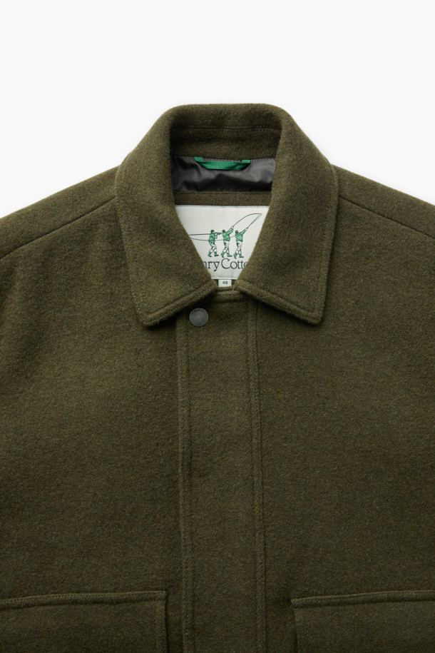 세련된 스타일을 완성하는 울 집업 블루종입니다. 고급스러운 울과 캐시미어 혼방 소재로 제작되어 부드러운 촉감과 뛰어난 보온성을 자랑합니다. 가을, 겨울 시즌에 안성맞춤이며, 클래식한 무드의 무지 디자인으로 다양한 룩에 매치하기 좋습니다. 컴포트 핏으로 편안한 착용감을 선사하며, 사이드 포켓, 밑단 엘라스틱 밴드, 히든 스냅 디테일로 실용성을 더했습니다. 출근룩, 모임룩, 데이트룩 등 폭넓은 TPO에 활용 가능한 머스트 해브 아이템입니다.
