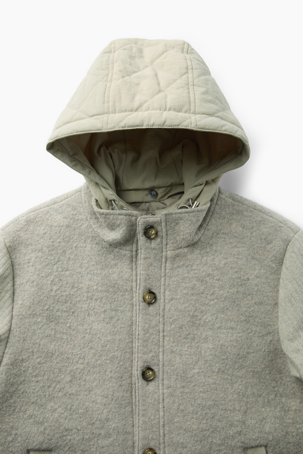 이탈리안 패브릭 디테처블 후드 울 다운 점퍼는 겨울철 당신의 스타일을 책임질 아우터입니다. 고급스러운 이태리 울 원단을 사용하여 부드러운 촉감과 따뜻함을 선사하며, 베이직하고 클래식한 디자인으로 어떤 룩에도 잘 어울립니다. 탈착 가능한 후드로 다양한 스타일 연출이 가능하며, 구스다운 충전재와 퀼팅 디테일로 보온성을 높였습니다. 차분한 그레이 컬러와 베이직핏, 사이드 포켓 디자인으로 출근룩, 오피스룩, 모임룩 등 TPO에 구애받지 않고 시크하고 미니멀한 스타일을 완성할 수 있습니다. 
