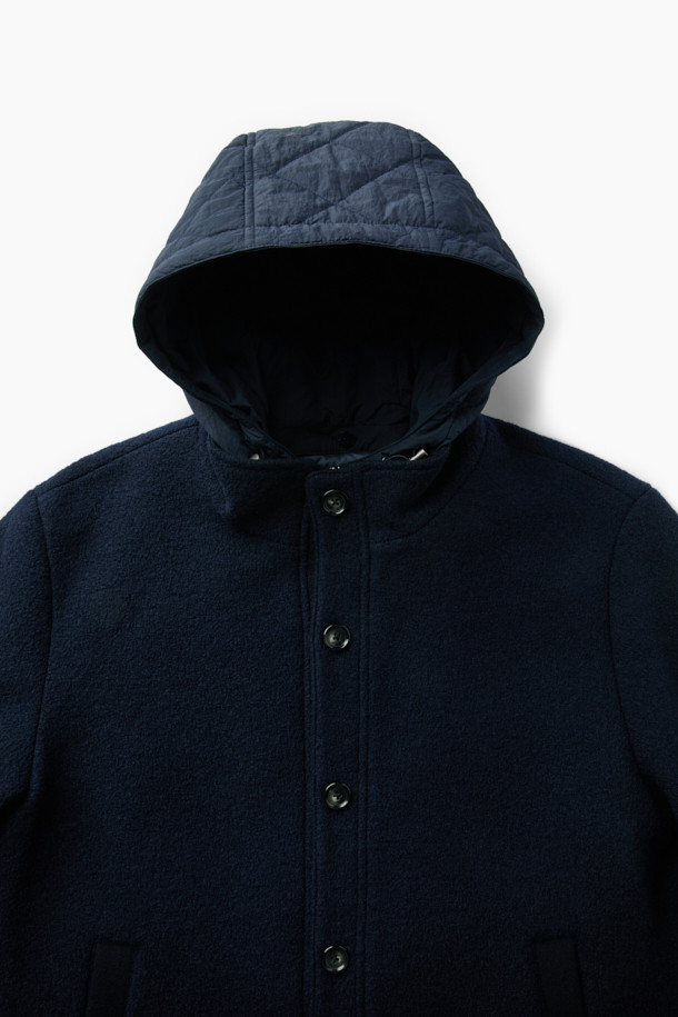 이탈리안 원단으로 제작된 탈착 가능한 후드 울 다운 점퍼입니다. 네이비 컬러의 베이직한 디자인으로, 겨울철 일상, 산책, 여행 등 다양한 TPO에 활용하기 좋습니다. 부드러운 촉감의 울 소재와 구스다운 충전재를 사용하여 보온성과 경량성을 모두 갖췄습니다. 탈착 가능한 후드와 퀼팅 디테일, 울 펠트 배색이 특징이며, 사이드 포켓으로 실용성을 더했습니다. 베이직핏으로 클래식, 미니멀, 캐주얼 스타일을 연출하기에 용이합니다.
