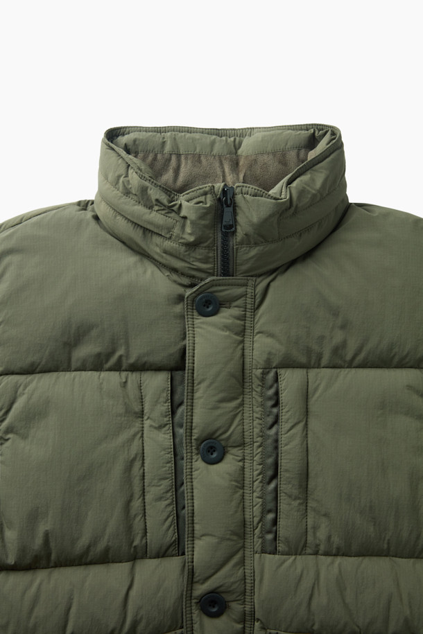 **퀼팅 다운 점퍼**

쌀쌀한 겨울 날씨에도 따뜻함과 스타일을 놓치지 않도록 퀼팅 디자인의 다운 점퍼를 소개합니다. 카키와 올리브 두 가지 색상으로 출시되어, 캐주얼, 미니멀, 시티보이 룩을 연출하기 좋습니다. 부드러운 나일론 소재와 두꺼운 두께감으로 보온성과 방풍 기능을 제공하며, 세미 오버핏으로 편안하게 착용 가능합니다. 멀티 포켓, 지퍼 테이프 노출, 밑단 스트링, 후드 내장, 벨보아 넥 안감, 이너 커프스 엘라스틱 밴드, 머스코비 다운 충전재 등 다양한 디테일이 돋보입니다. 출근룩과 여행룩 모두에 활용할 수 있는 실용적인 아이템입니다.
