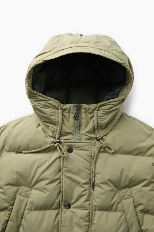 쌀쌀한 겨울 날씨에도 따뜻함을 선사할 사파리 후디 다운 점퍼입니다. 베이지 색상의 세미 오버핏으로 밀리터리 무드와 모던함을 동시에 느낄 수 있습니다. 방풍 기능과 보온성을 갖춘 두꺼운 두께감의 나일론 소재로 제작되었으며, 후드 스트링, 가슴 및 사이드 아웃 포켓 디테일로 실용성을 더했습니다. 허리 스트링 조절, 후드 버클 비죠, 이너 커프스 엘라스틱 밴드, 머스코비 다운 충전재를 통해 더욱 꼼꼼하게 보온성을 높였습니다. 겨울 데일리룩, 산책룩, 여행룩 등 다양한 TPO에 캐주얼, 미니멀, 클래식 무드로 연출하기 좋습니다.
