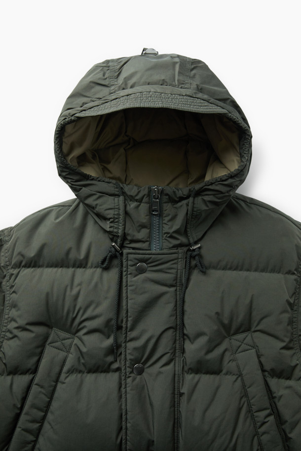 겨울 추위를 막아줄 사파리 후디 다운 점퍼입니다. 밀리터리 무드와 모던한 스타일을 결합하여, 일상에서 캐주얼, 미니멀, 클래식 스타일로 폭넓게 활용할 수 있습니다. 두꺼운 두께감의 나일론 소재로 제작되어 부드러운 촉감을 선사하며, N-3B 파카 스타일의 중기장 기장으로 보온성을 높였습니다. 허리 및 후드 스트링 조절, 가슴 및 사이드 아웃 포켓, 머스코비 다운 충전재, 이너 커프스 엘라스틱 밴드, 삼각무 디테일 등 다양한 특징으로 뛰어난 방풍 및 보온 기능을 제공합니다.
