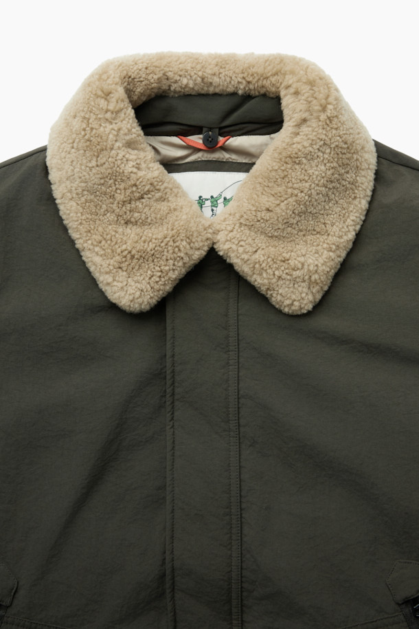 스핏파이어 베이직 다운 점퍼는 겨울철 일상과 출근룩에 모두 잘 어울리는 아우터입니다. 밀리터리 스타일과 베이직한 디자인이 조화롭게 어우러져 클래식, 미니멀, 캐주얼 등 다양한 스타일을 연출할 수 있습니다. 카키 색상의 무지 디자인에 두꺼운 두께감과 거친 촉감의 나일론 소재를 사용하여 보온성을 높였습니다. 탈착 가능한 리얼 무통 카라와 립 커프스, 노출 지퍼 포켓, 삼각무 패치 등의 디테일이 돋보이며, 머스코비 다운 충전재로 따뜻함을 더했습니다. 베이직핏의 긴 소매 다운 점퍼로, 지퍼 여밈 방식으로 편안하게 착용할 수 있습니다.
