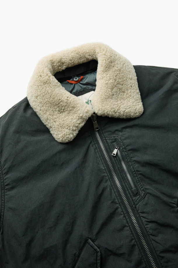 스핏파이어 이팩트 다운 블루종은 남성용 겨울 점퍼입니다. 빈티지 밀리터리 스타일의 오버핏 블루종으로, 톤 다운된 블루 컬러와 무지 디자인이 특징입니다. 두꺼운 나일론 소재와 구스다운 충전재, 안감으로 보온성을 높였습니다. 탈부착 가능한 무통 카라, 시보리 소맷단/밑단, 사이드 플랩 포켓, 소매 지퍼 포켓, 패치 지퍼 포켓 등의 디테일이 돋보이며, 출근룩과 여행룩, 캐주얼, 클래식, 미니멀 스타일 모두 소화 가능합니다. 지퍼형 여밈 방식으로 편안하게 착용할 수 있습니다.
