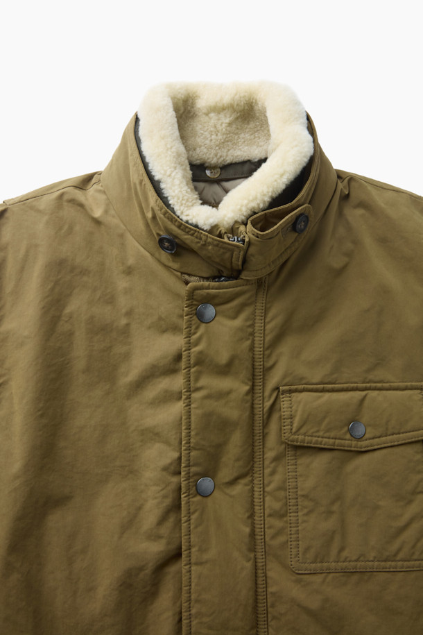 Spitfire(스핏파이어) 사파리 다운 점퍼는 겨울철 일상과 출근룩에 모두 잘 어울리는 모던 스타일의 아우터입니다. 두꺼운 두께감과 부드러운 촉감의 나일론, 폴리에스테르 혼방 소재로 제작되어 보온성을 높였습니다. 무지 디자인에 베이직핏, 중기장 기장감으로 어떤 스타일에도 쉽게 매치할 수 있으며, 집업 여밈 방식으로 편안하게 착용 가능합니다. 구스다운 충전재, 3포켓 구성, 액션 플리츠, 허리 엘라스틱 스트링, 탈부착 리얼 무통 패널 등 다양한 디테일로 기능성과 디자인을 동시에 잡았습니다. 클래식, 미니멀, 캐주얼 등 폭넓은 스타일을 소화할 수 있는 활용도 높은 겨울 점퍼입니다.
