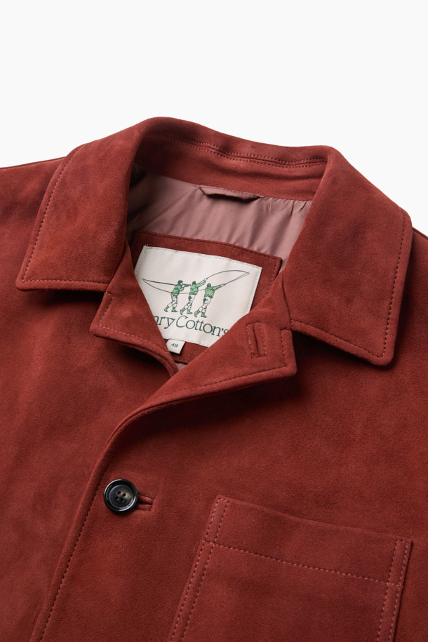 부드러운 촉감의 램 스웨이드 소재로 제작된 초어 재킷입니다. 가을 계절에 어울리는 브릭 컬러와 여유로운 핏으로 캐주얼 또는 클래식 스타일을 연출할 수 있습니다. 3개의 아웃포켓 디테일과 높은 통기성, 수분감을 갖춰 활동성은 물론 편안함까지 선사합니다. 데이트룩, 모임룩, 출근룩 등 TPO에 구애받지 않고 다양하게 활용 가능합니다. 가슴둘레 115cm 기준으로 제작되었습니다.
