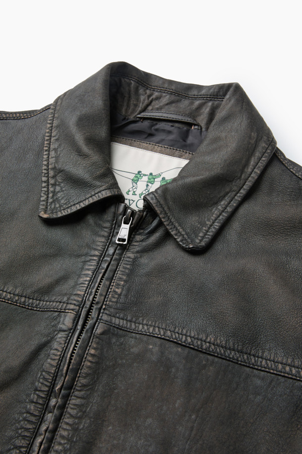 베지터블 레더 이팩트 블루종은 부드러운 촉감의 베지터블 램스킨 가죽으로 제작되어 가을 시즌, 데이트룩, 가을 나들이룩, 겨울 데일리룩에 활용하기 좋은 아우터입니다. 클래식과 캐주얼 무드를 넘나들며, 루즈핏으로 편안한 착용감을 선사합니다. 하이넥 실루엣과 플랩 포켓, 립 마감 디테일이 돋보이며, 투톤 워싱 이펙트와 은은한 광택감이 특징입니다. 집업 스타일로 간편하게 착용 가능하며, 미니멀한 스타일을 선호하는 분들께 추천합니다. 블랙 컬러의 무지 디자인으로, 어떤 옷에도 쉽게 매치할 수 있습니다.
