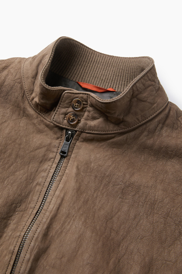 부드러운 누벅과 램스킨의 조화가 돋보이는 해링턴 점퍼입니다. 가을 시즌, 클래식하고 캐주얼한 무드를 연출하기 좋은 아이템입니다. 스탠드 칼라, 플랩 포켓, 버튼 커프스, 가죽 립 마감 등 디테일한 디자인이 특징입니다. 톤 다운된 브라운 컬러와 루즈핏으로 편안하면서도 세련된 스타일을 완성합니다. 데이트룩, 가을 나들이룩 등 다양한 TPO에 활용해보세요.
