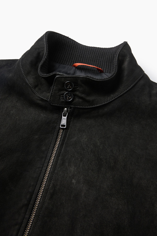 부드러운 누벅과 램스킨 소재로 제작된 블랙 컬러의 누벅 레더 해링턴 점퍼입니다. 캐주얼과 클래식 무드를 모두 담아낸 디자인으로, 데이트룩과 모임룩에 활용하기 좋습니다. 스탠드 칼라와 플랩 포켓, 버튼 커프, 가죽 립 마감, 워싱 가공 디테일이 돋보입니다. 루즈핏으로 편안한 착용감을 선사하며, 가을 시즌에 어울리는 긴소매 기장의 집업 스타일 아우터입니다. 미니멀한 스타일을 즐기는 분들께 추천합니다.
