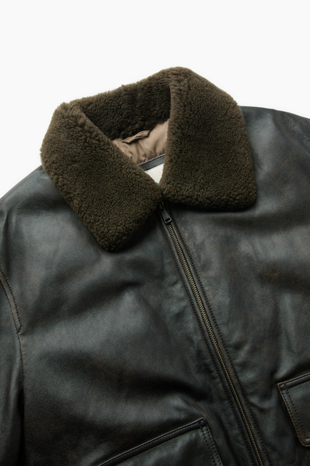 Spitfire(스핏파이어) 베지터블 레더 블루종은 부드러운 양가죽 소재와 클래식한 디자인으로 제작된 겨울용 아우터입니다. 릴랙스핏으로 편안한 착용감을 선사하며, 천연 퍼 칼라, 유러피안 구스 다운, 패치 포켓, 액션 플리츠, 페이딩 워싱, 투톤 컬러 등의 특징이 돋보입니다. 짙은 블루 색상과 두꺼운 두께감으로 보온성을 높였으며, 데이트룩, 출근룩, 모임룩 등 다양한 TPO에 활용 가능합니다. 미니멀하고 시크한 스타일을 연출하기에 좋은 아이템입니다. 집업 방식으로 간편하게 여밀 수 있습니다.
