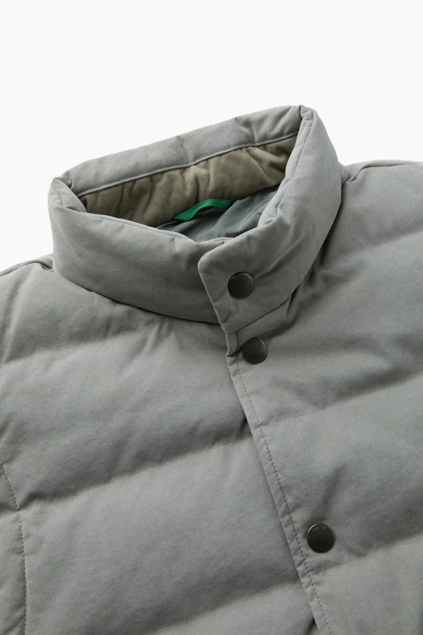 폴리 스웨이드 다운 베스트는 부드러운 촉감의 폴리에스터, 나일론, 구스다운 충전재를 사용하여 제작되었으며, 가을과 겨울철에 따뜻하게 착용할 수 있습니다. 클래식과 캐주얼 스타일을 모두 아우르는 디자인으로, 일상생활에서 폭넓게 활용 가능합니다. 넥과 앞단 안쪽에 배색 처리가 되어있으며, 레귤러핏에 스냅 여밈 방식으로 편안하게 착용할 수 있습니다. 두꺼운 두께감으로 보온성을 높였으며, 민소매 디자인으로 간절기에는 단독으로, 겨울철에는 이너 베스트로 활용하여 스타일리시하게 연출할 수 있습니다. 그레이 컬러의 무지 디자인으로 어떤 옷에도 쉽게 매치할 수 있으며, 겨울 데일리룩과 산책룩에 모두 잘 어울립니다.
