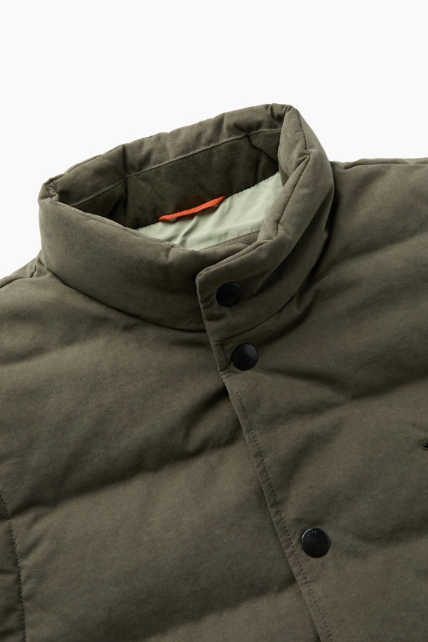 폴리 스웨이드 다운 베스트는 가을과 겨울, 두 계절 모두 활용하기 좋은 아우터입니다. 부드러운 촉감의 폴리에스터, 나일론, 구스다운 충전재가 사용되어 따뜻함을 선사합니다. 클래식과 캐주얼 스타일을 모두 아우르는 디자인으로, 무지 패턴과 레귤러핏으로 제작되어 어떤 룩에도 쉽게 매치할 수 있습니다. 넥과 앞단에 배색 처리가 돋보이며, 스냅 버튼으로 간편하게 여밀 수 있습니다. 데일리룩, 산책룩 등 다양한 TPO에 이너 또는 아우터로 활용 가능한 실용적인 아이템입니다.
