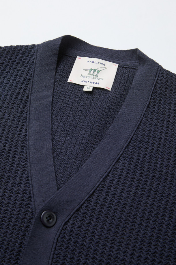 가을 베이직 Y 가디건은 가을과 겨울에 어울리는 두꺼운 두께감의 긴소매 가디건입니다. 네이비 색상으로, 출근룩, 클래식, 미니멀, 캐주얼 스타일에 모두 잘 어울립니다. 면, 레이온, 린넨 혼방의 부드러운 촉감과 헤링본 패턴이 특징이며, 이중 조직으로 제작되어 볼륨감 있는 디자인을 연출합니다. 7월부터 12월까지 간절기에도 착용하기 적합하며, 청량한 원사를 사용하여 쾌적하게 착용할 수 있습니다. V넥 레귤러핏 디자인으로 어떤 스타일에도 쉽게 매치할 수 있습니다.
