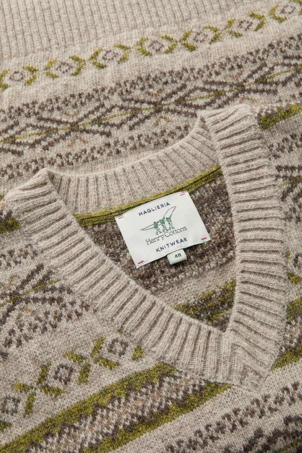 노르딕 니트 베스트는 가을, 겨울 시즌에 어울리는 상의입니다. 베이지, 브라운 두 가지 색상으로 출시되었으며, 램스울 소재와 두꺼운 7게이지 두께로 제작되어 보온성이 뛰어납니다. 클래식, 빈티지 스타일의 노르딕과 기하학 무늬가 특징이며, V넥 민소매 디자인에 세미루즈핏으로 편안한 착용감을 제공합니다. 가슴둘레는 109cm이며, 겨울 데일리룩이나 카페룩에 클래식, 미니멀, 캐주얼 스타일로 연출하기 좋습니다.
