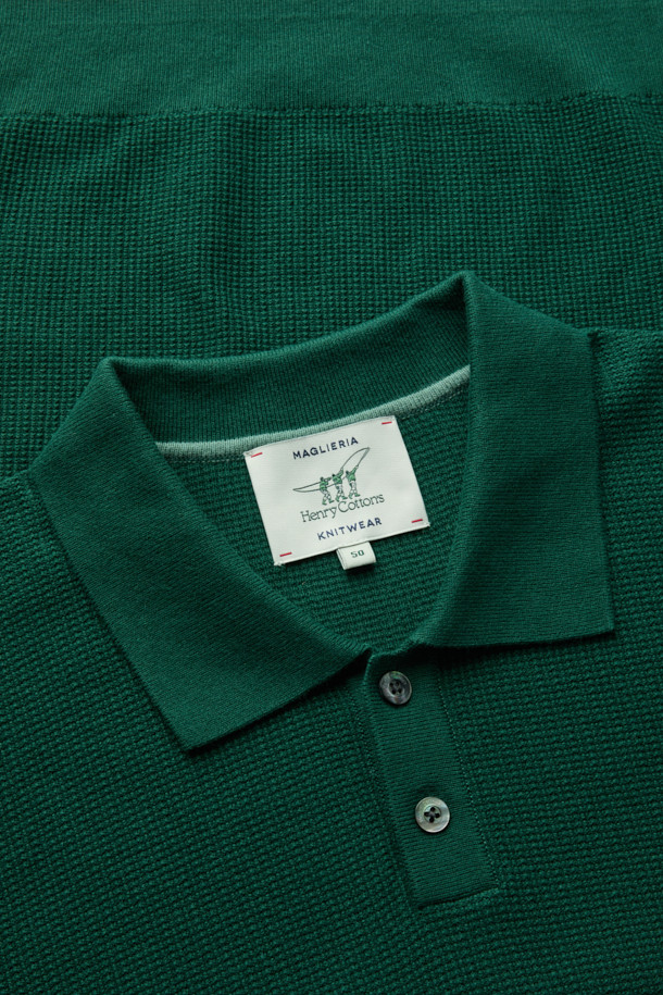"코튼 캐시 폴로 니트"는 부드러운 촉감의 면과 캐시미어 혼방 소재로 제작되어 가을과 겨울, 따뜻하게 착용하기 좋은 긴소매 니트입니다. 베이직하고 캐주얼한 스타일로, 와플 조직과 카라 디자인이 돋보이며 세미 루즈핏으로 편안함을 더했습니다. 그린 컬러의 무지 디자인으로 어떤 옷에도 잘 어울려 데일리룩, 데이트룩, 카페룩 등 다양한 TPO에 활용하기 좋습니다. 캐주얼, 클래식, 미니멀 스타일을 즐기는 분들에게 추천합니다. 두께감 있는 소재로 보온성을 높였습니다.
