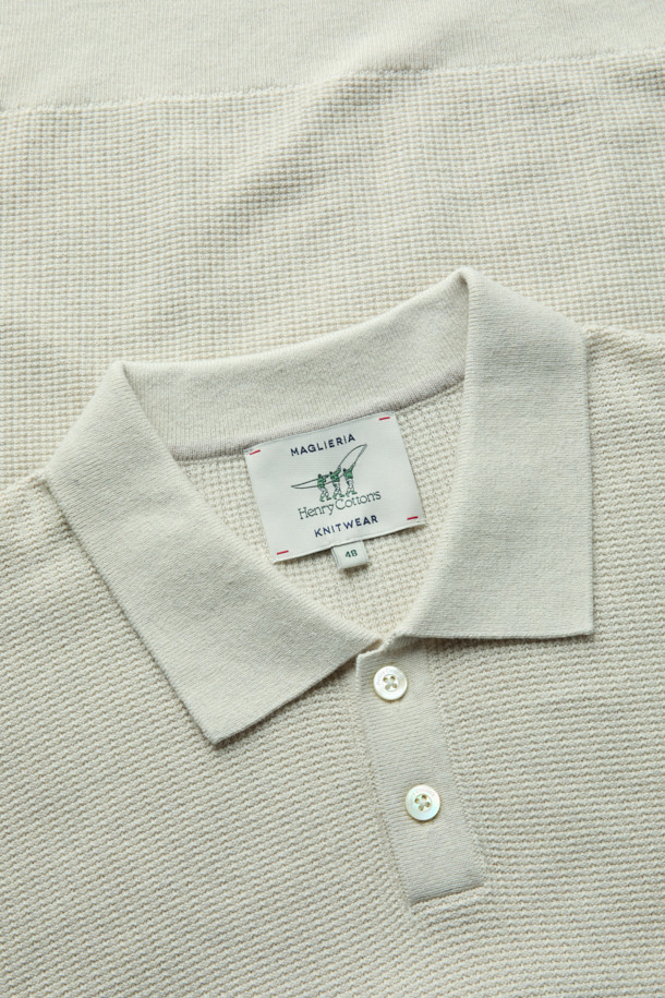 **코튼 캐시 폴로 니트**는 부드러운 촉감의 코튼과 캐시미어 블렌드 소재로 제작되어 가을, 겨울 시즌에 따뜻하게 착용하기 좋습니다. 잔조직 변형 와플 조직과 루즈핏 디자인으로 베이직하면서도 클래식한 스타일을 연출하며, 뛰어난 신축성을 자랑합니다. 카라 디자인과 긴소매, 아이보리 및 화이트 컬러의 무지 디자인은 출근룩, 모임룩 등 다양한 TPO에 활용하기 좋습니다. 가슴둘레 110cm로 넉넉한 핏을 제공하며, 보온성이 뛰어나 추운 날씨에도 포근함을 느낄 수 있습니다.
