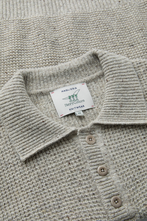 가을, 겨울 시즌에 어울리는 와플 조직 폴로 니트입니다. 부드러운 촉감의 이탈리아 수입 방모 혼방 울 소재를 사용하여 따뜻하고 편안한 착용감을 선사합니다. 루즈핏으로 제작되어 캐주얼한 스타일을 연출하며, 출근룩이나 모임룩으로 활용하기 좋습니다. 세미 와이드 립 조직 카라와 2×2 립 조직 앞단, 네프얀 소재가 디자인의 포인트입니다. 그레이 컬러의 긴소매 폴로넥 디자인으로, 클래식하고 미니멀한 스타일을 즐기기에 좋습니다.