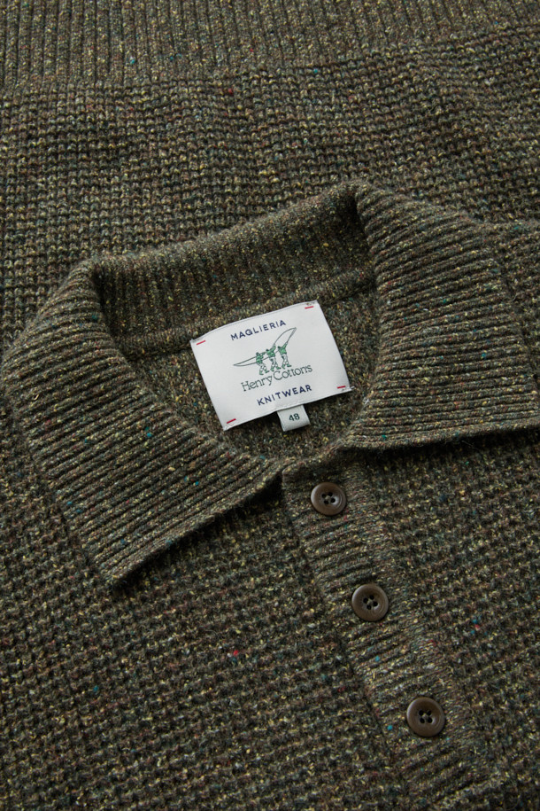 가을과 겨울을 위한 와플 조직 폴로 니트입니다. 이탈리아 수입 방모 혼방 울 소재로 제작되어 부드러운 촉감을 선사하며, 두꺼운 두께감으로 따뜻함을 더합니다. 캐주얼, 클래식, 미니멀 스타일을 모두 아우르는 디자인으로, 출근룩과 모임룩에 활용하기 좋습니다. 네프얀 소재를 사용하여 은은한 멋을 내며, 세미 와이드 립 조직 카라와 2×2 립 조직 앞단이 특징입니다. 루즈핏으로 편안하게 착용 가능하며, 카키 색상과 긴 소매 기장이 돋보입니다.