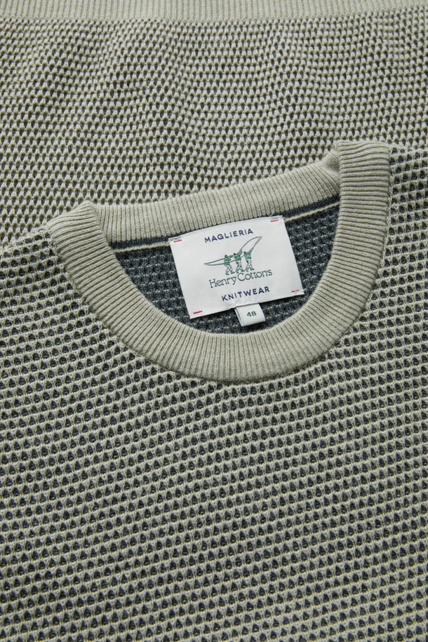 겉과 속을 다른 컬러로 편직하여 은은한 멋을 더한 잔조직 라운드 풀오버입니다. 코튼과 캐시미어 혼방 소재로 제작되어 부드러운 촉감과 보온성을 자랑하며, 가을부터 겨울까지 폭넓게 활용할 수 있습니다. 허니콤 패턴의 잔잔한 텍스처가 돋보이며, 이중 편직 기법으로 볼륨감 있는 실루엣을 연출합니다. 세미 루즈핏 라운드넥 디자인으로, 출근룩이나 모임룩 등 다양한 TPO에 클래식, 미니멀, 캐주얼 스타일로 코디할 수 있습니다. 9월부터 2월까지 착용하기 좋습니다.
