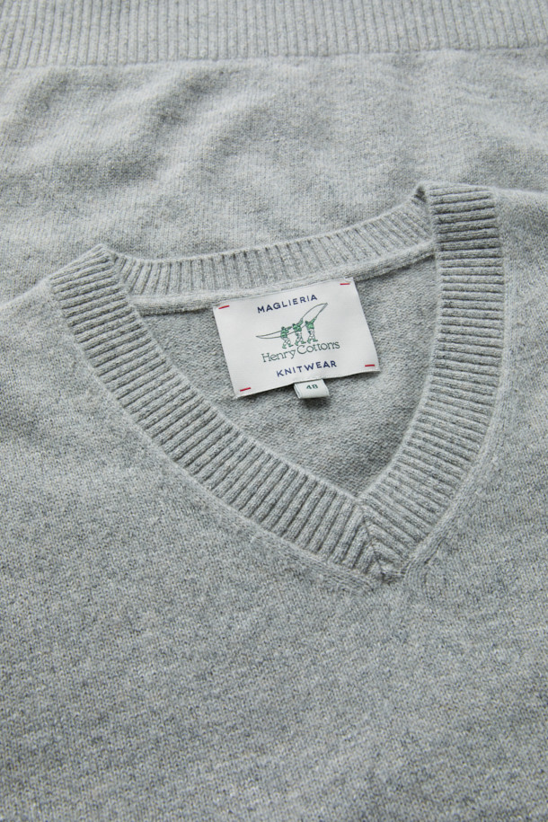 이태리 수입 슬럽 네프얀 소재로 제작된 V넥 풀오버입니다. 미니멀, 베이직, 클래식 스타일을 아우르며, 가을과 겨울에 데일리룩, 출근룩, 비즈니스 캐주얼에 활용하기 좋습니다. 세미 루즈핏으로 편안하게 착용 가능하며, 부드러운 촉감과 입체적인 질감이 특징입니다. 2×2 립 조직 마감으로 고급스러움을 더했으며, 레이어링하여 다양한 스타일 연출이 가능합니다. 가슴둘레 112cm로, 넉넉한 핏을 제공합니다.