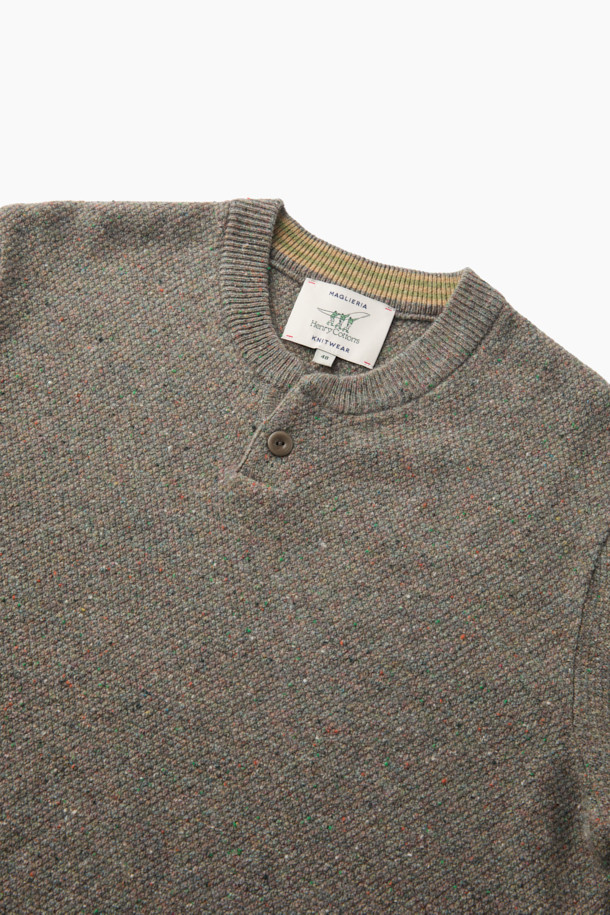 **His넥 니트**는 RWS EXTRAFINE MERINO WOOL 100% 소재로 제작되어 부드러운 촉감과 뛰어난 보온성을 제공하는 남성용 니트입니다. 가을, 겨울 시즌에 어울리는 두꺼운 두께감과 헨리넥 디자인, 와플 및 도네갈 패턴으로 클래식하고 캐주얼한 무드를 연출합니다. 레귤러핏으로 편안하게 착용 가능하며, 넥 안쪽 스트라이프 배색과 립조직 넥라인, 원버튼 디자인으로 포인트를 더했습니다. 데이트룩, 모임룩, 겨울 데일리룩 등 다양한 TPO에 활용하기 좋은, 미니멀하고 클래식한 스타일의 니트입니다.
